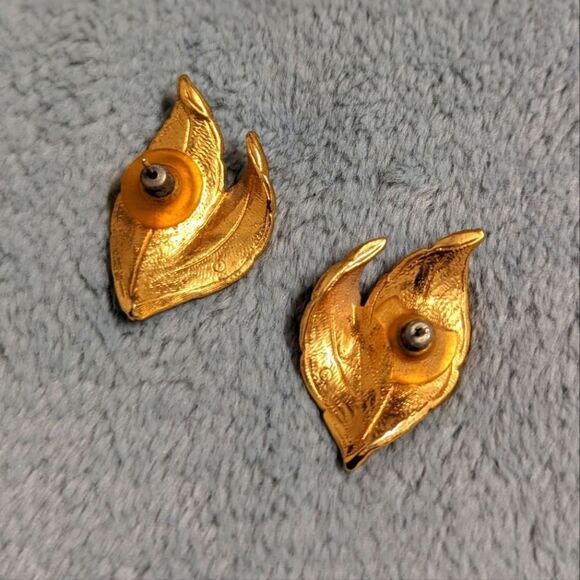Vintage Goldtone Leaf Motif Pierced Earrings - Picture 8 of 9